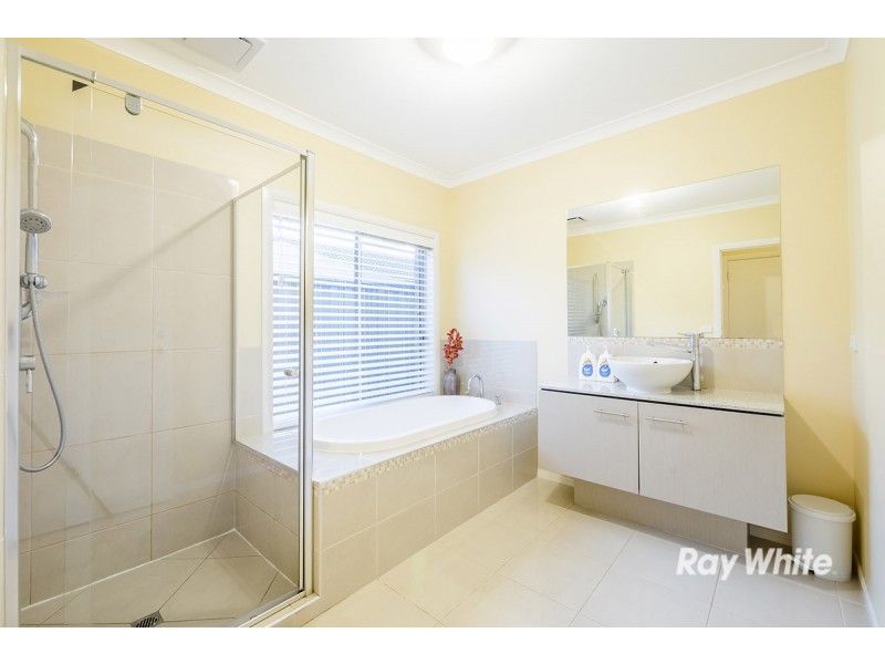 29 Bowyer Avenue, Cranbourne East VIC 3977