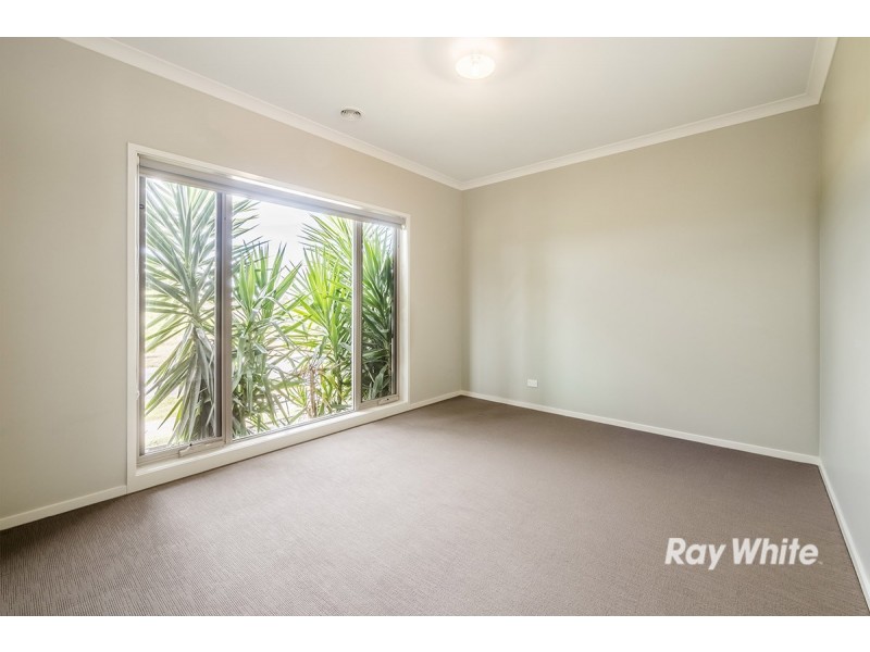 5 Maeve Circuit, Clyde North VIC 3978