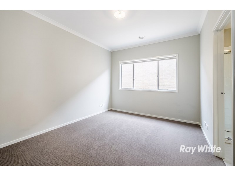 5 Maeve Circuit, Clyde North VIC 3978