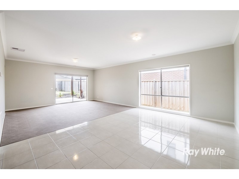 5 Maeve Circuit, Clyde North VIC 3978