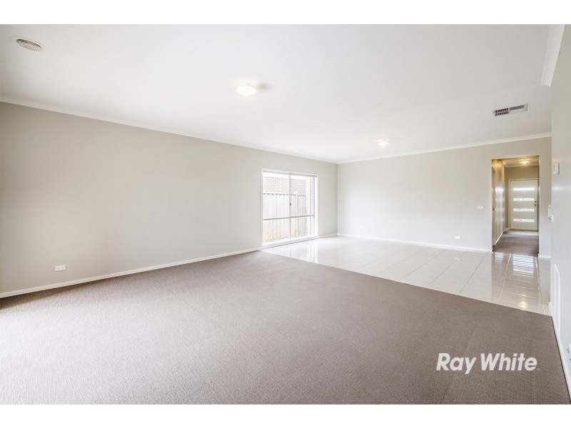 5 Maeve Circuit, Clyde North VIC 3978