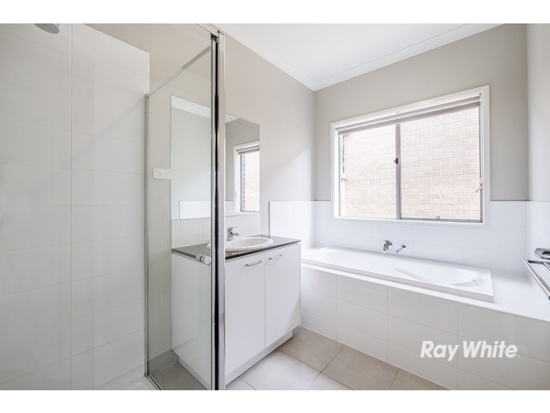 5 Maeve Circuit, Clyde North VIC 3978