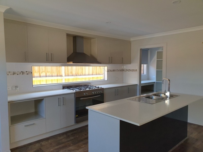 204 Heather Grove, Clyde North VIC 3978