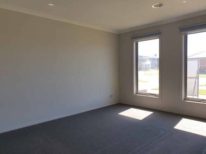 204 Heather Grove, Clyde North VIC 3978