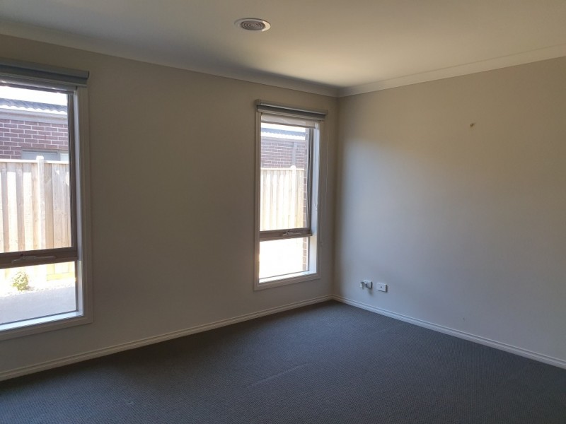 204 Heather Grove, Clyde North VIC 3978