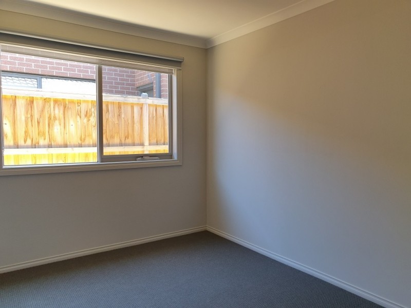 204 Heather Grove, Clyde North VIC 3978