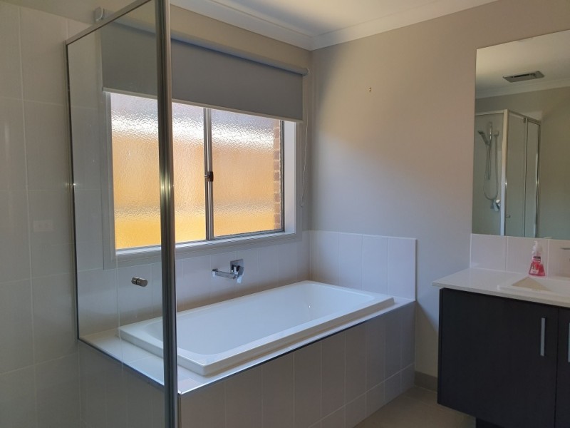 204 Heather Grove, Clyde North VIC 3978