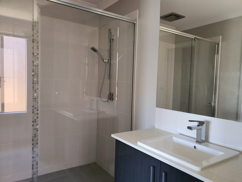 204 Heather Grove, Clyde North VIC 3978