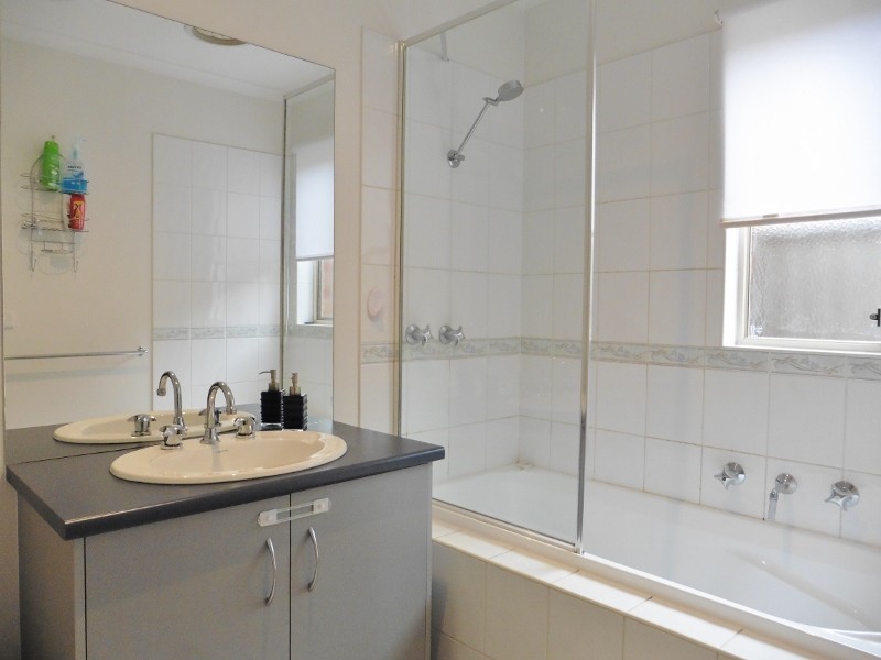 16 Tyndall Street, Cranbourne East VIC 3977