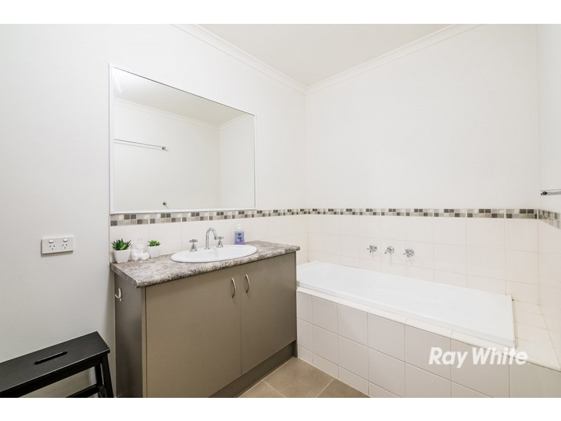 2/36 Greenaway Terrace, Cranbourne East VIC 3977