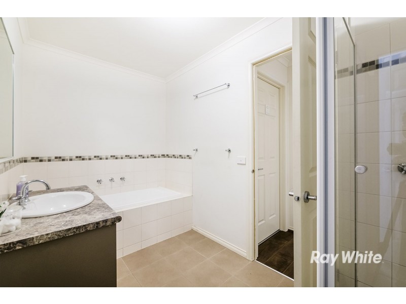 2/36 Greenaway Terrace, Cranbourne East VIC 3977
