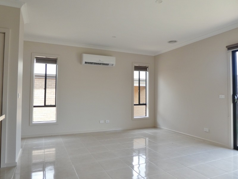 18 Corinda Street, Clyde North VIC 3978