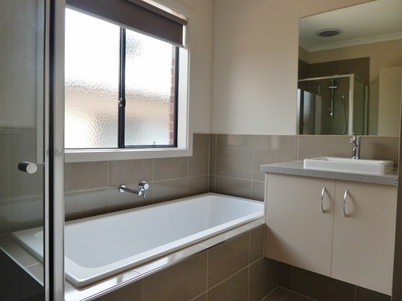 18 Corinda Street, Clyde North VIC 3978