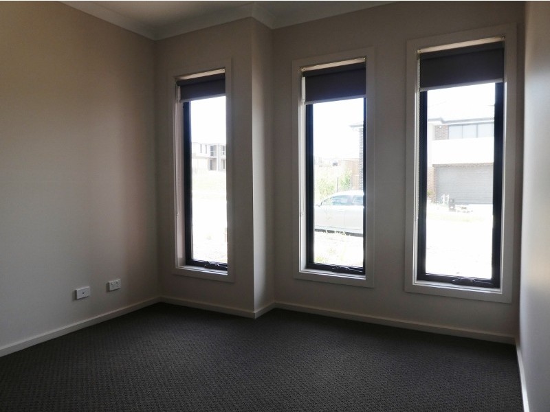 18 Corinda Street, Clyde North VIC 3978