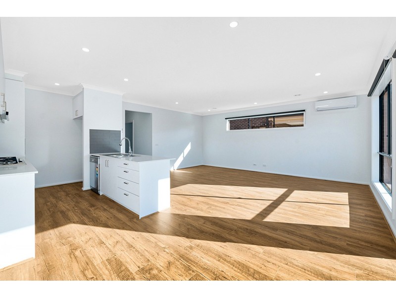 15 Swallowtail Avenue, Clyde North VIC 3978