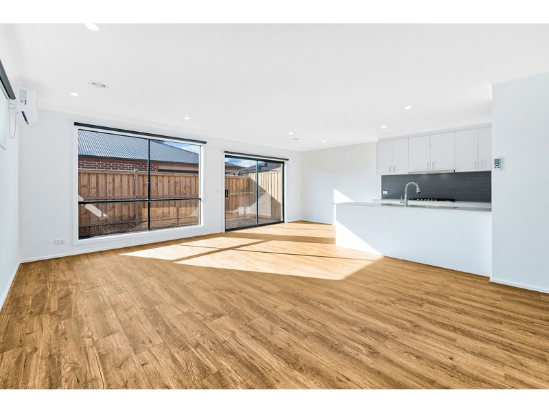 15 Swallowtail Avenue, Clyde North VIC 3978