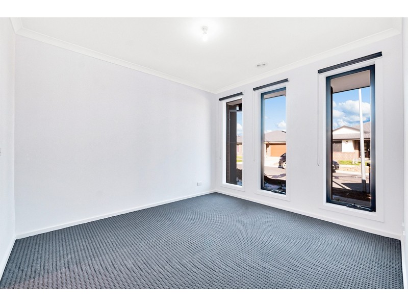 15 Swallowtail Avenue, Clyde North VIC 3978