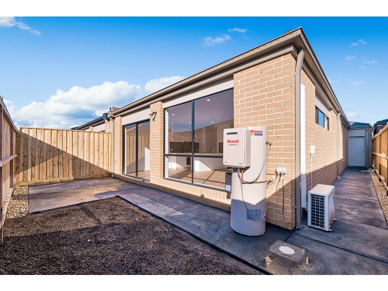 15 Swallowtail Avenue, Clyde North VIC 3978