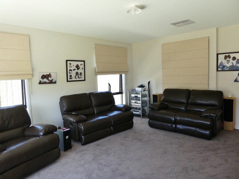 42 Green Gully Road, Clyde VIC 3978