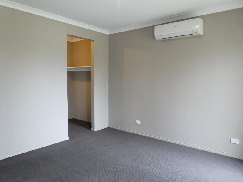 3 Buckskin Dr, Clyde North VIC 3978