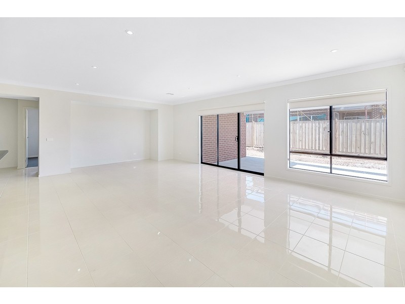 27 Cornhill Road, Clyde North VIC 3978