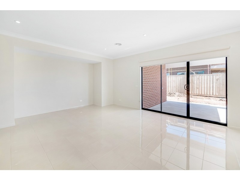 27 Cornhill Road, Clyde North VIC 3978