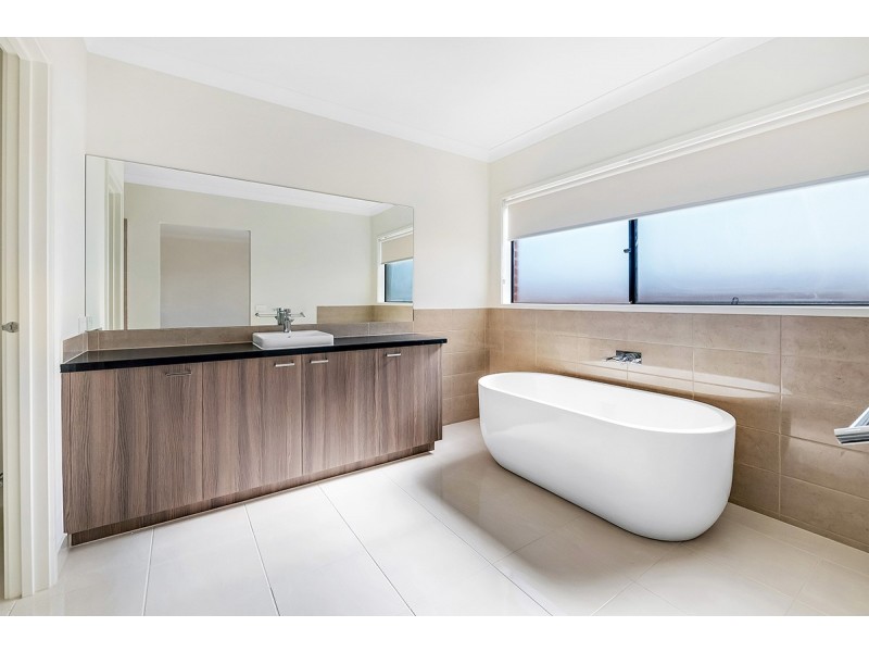 27 Cornhill Road, Clyde North VIC 3978