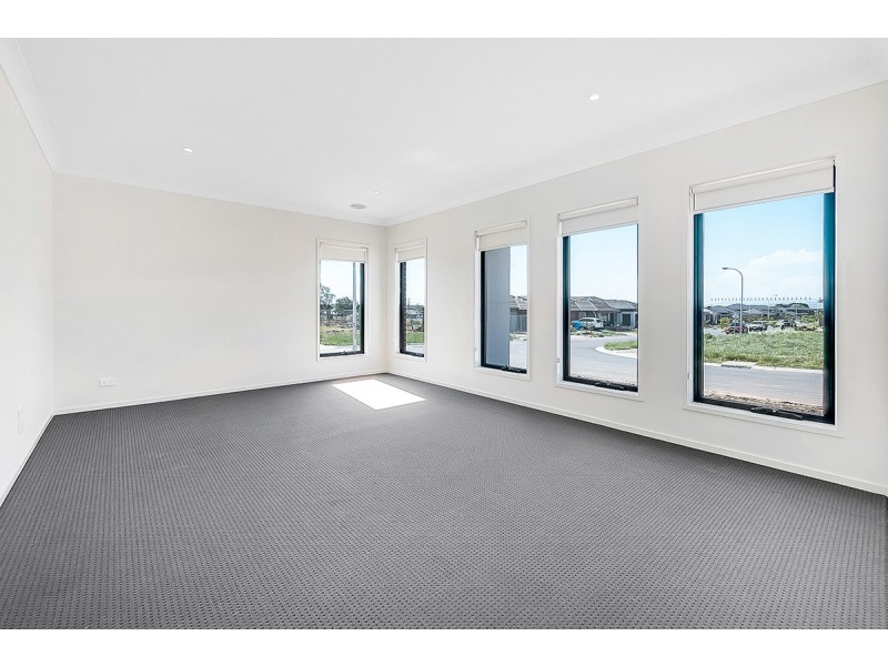 27 Cornhill Road, Clyde North VIC 3978