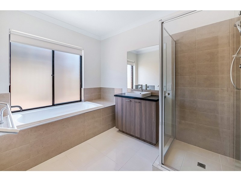 27 Cornhill Road, Clyde North VIC 3978