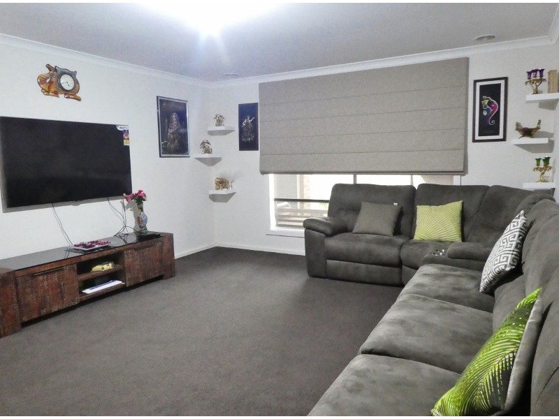 41 Statesman Circuit, Cranbourne East VIC 3977