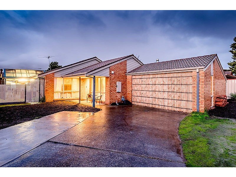 144 Lawless Drive, Cranbourne North VIC 3977