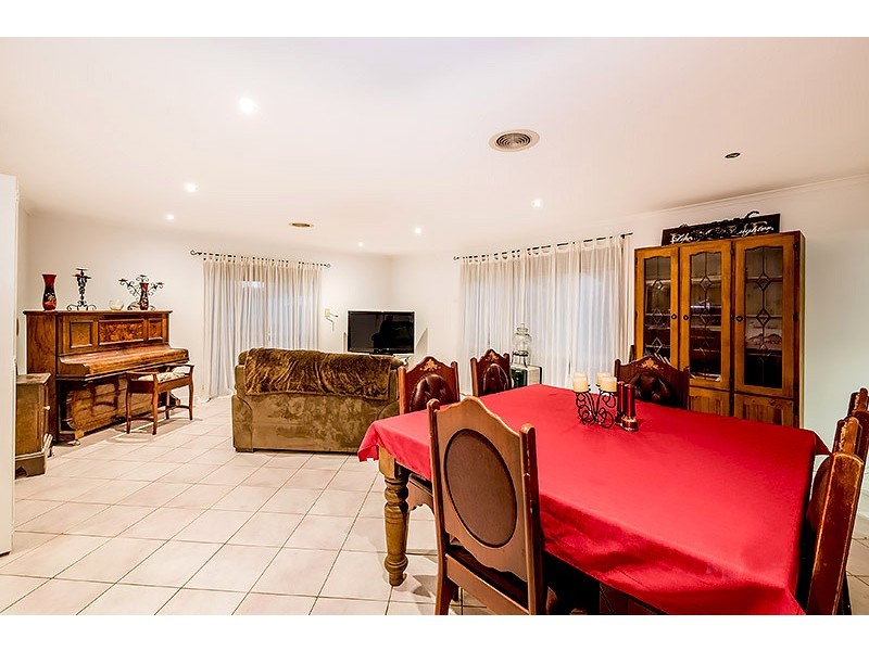 144 Lawless Drive, Cranbourne North VIC 3977