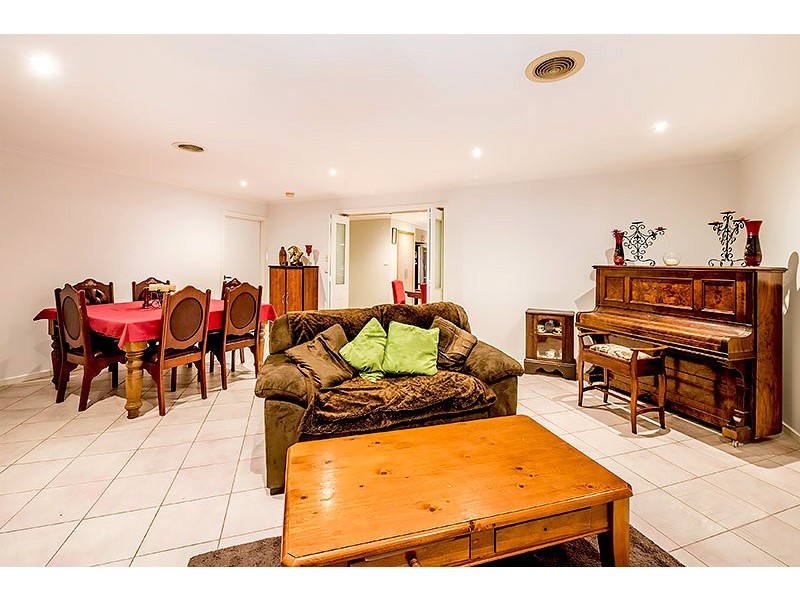 144 Lawless Drive, Cranbourne North VIC 3977