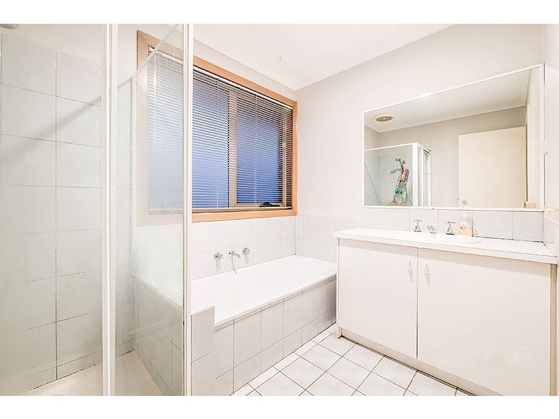 144 Lawless Drive, Cranbourne North VIC 3977