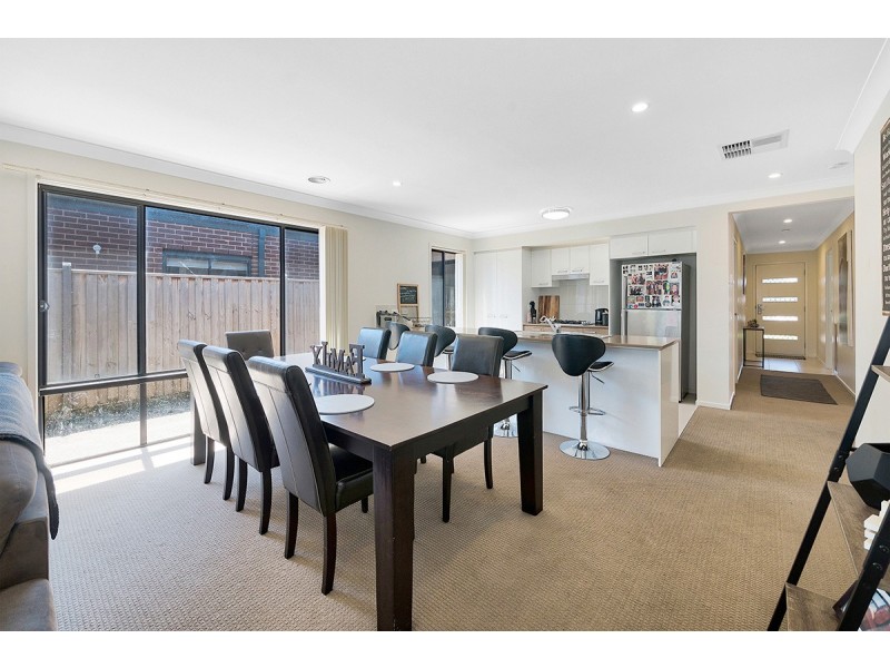 17 Mitta Mitta Street, Clyde North VIC 3978