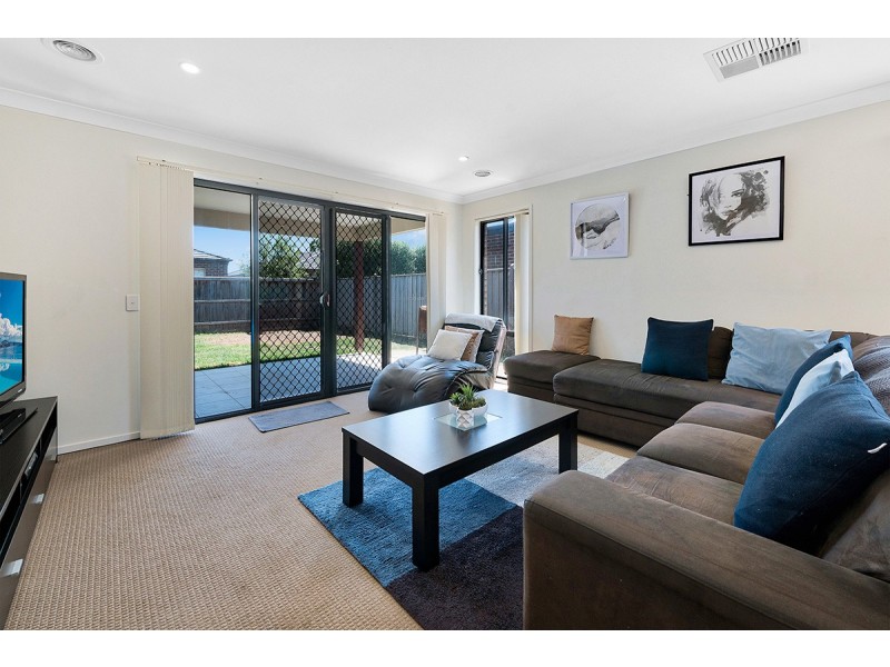 17 Mitta Mitta Street, Clyde North VIC 3978