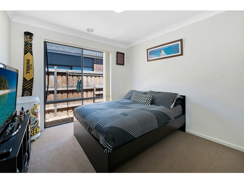 17 Mitta Mitta Street, Clyde North VIC 3978