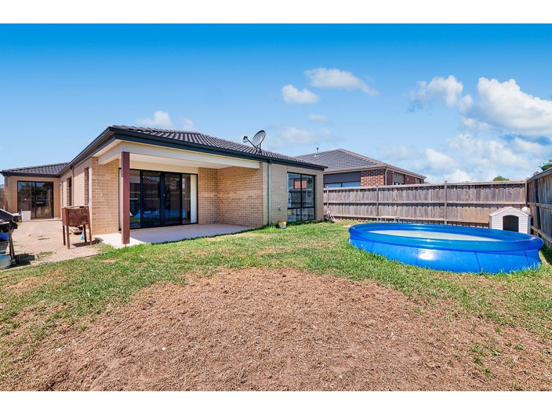 17 Mitta Mitta Street, Clyde North VIC 3978