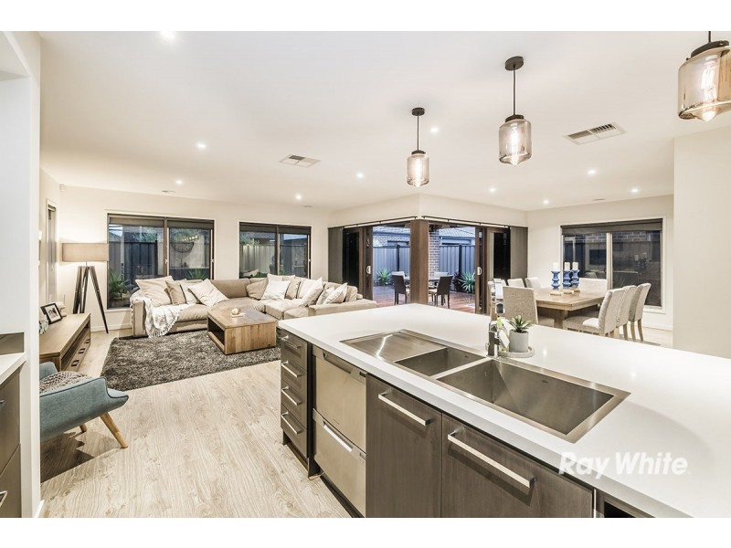 10 Gillingham Crescent, Clyde North VIC 3978