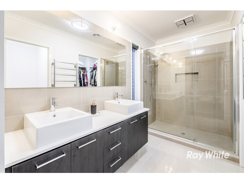 10 Gillingham Crescent, Clyde North VIC 3978