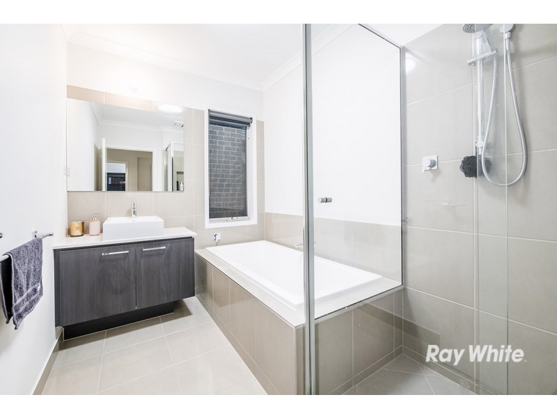 10 Gillingham Crescent, Clyde North VIC 3978