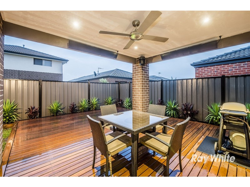 10 Gillingham Crescent, Clyde North VIC 3978