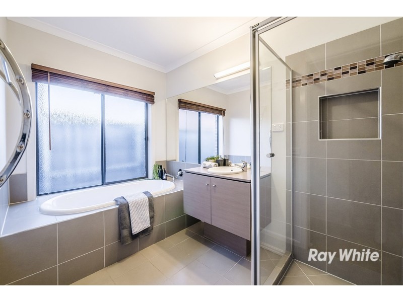 5 Locky Grove, Lyndhurst VIC 3975