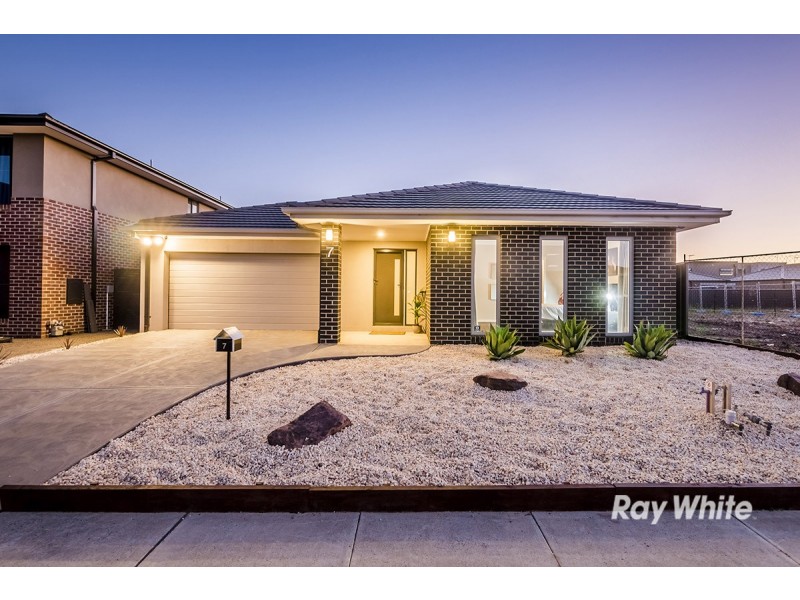7 Tinnadice Road, Cranbourne East VIC 3977