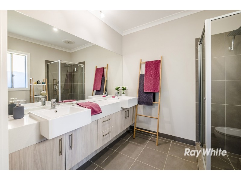 7 Tinnadice Road, Cranbourne East VIC 3977