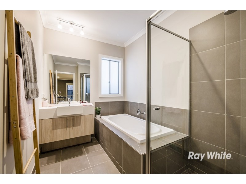 7 Tinnadice Road, Cranbourne East VIC 3977