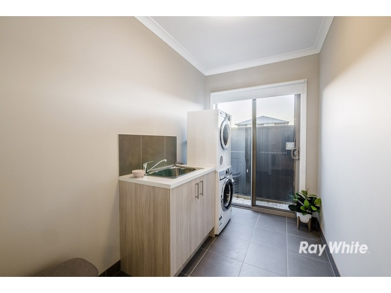 7 Tinnadice Road, Cranbourne East VIC 3977