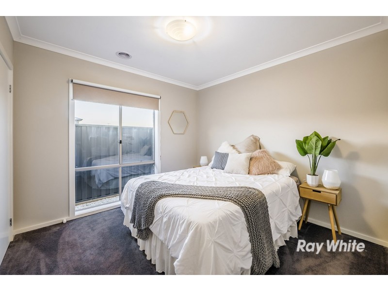 7 Tinnadice Road, Cranbourne East VIC 3977