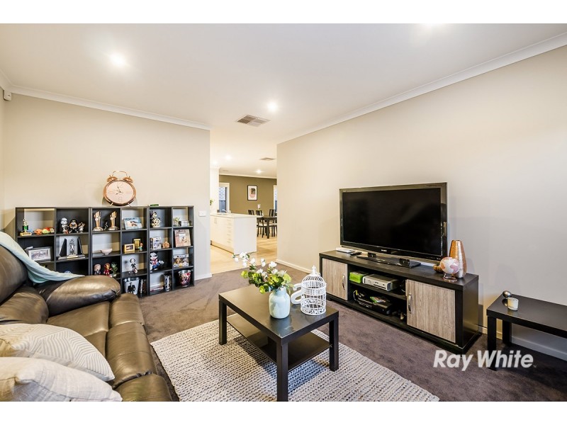 7 Tinnadice Road, Cranbourne East VIC 3977