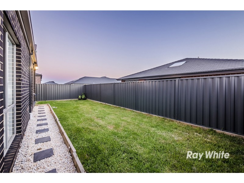 7 Tinnadice Road, Cranbourne East VIC 3977